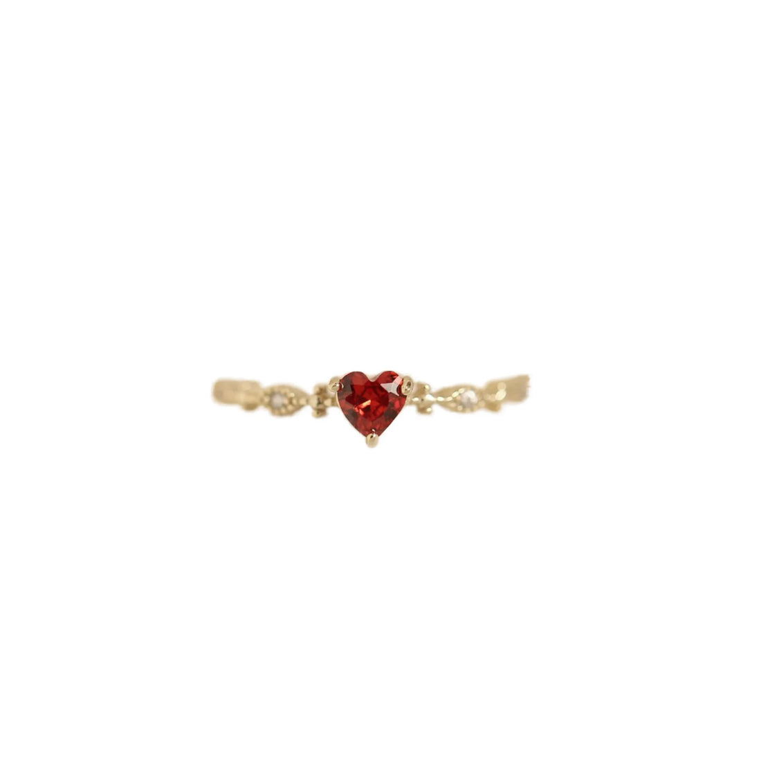 ルビー色ジルコンが輝く14Kゴールドコートのシルバーリングを手元で見せたイメージ
