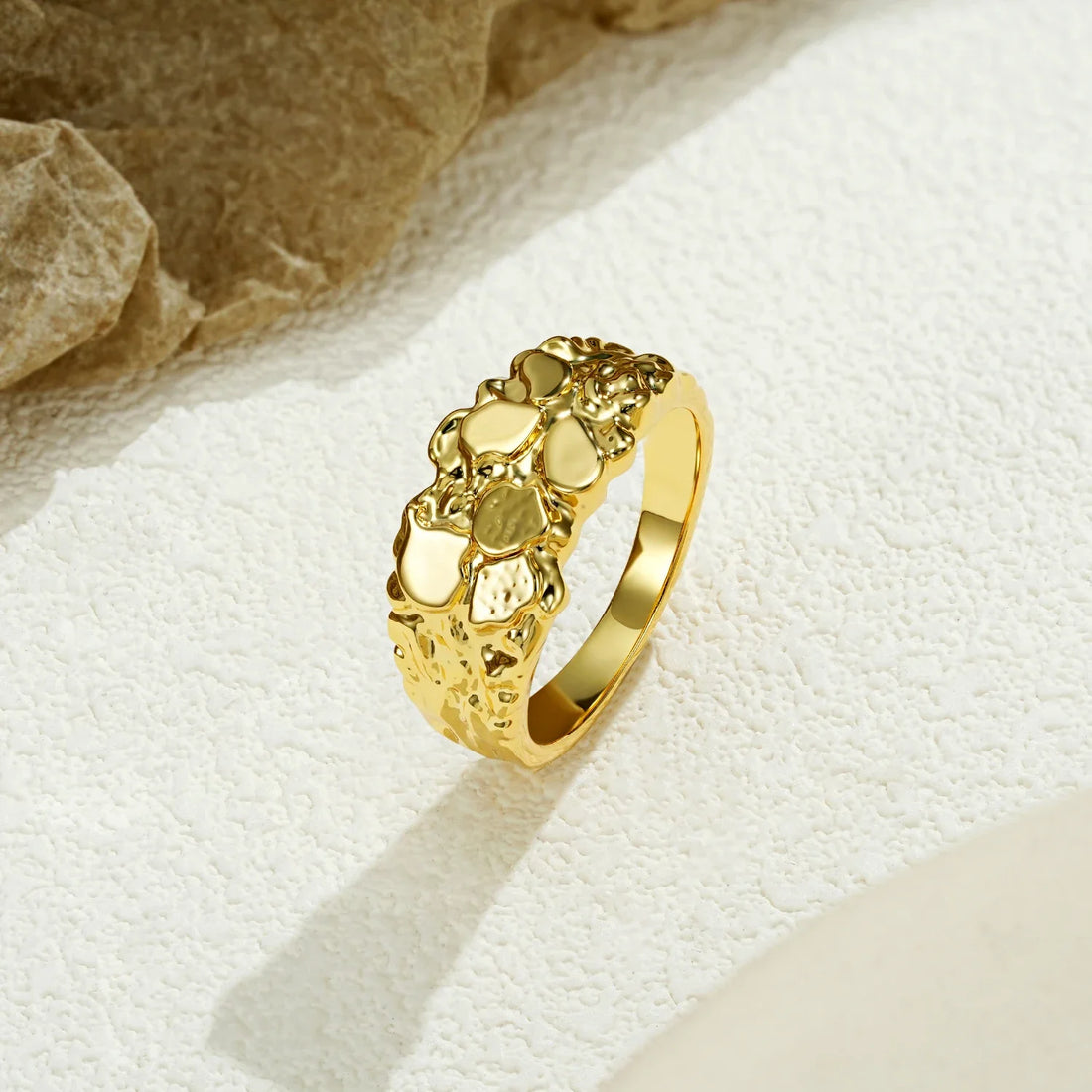 Nhẫn YBO mạ vàng 14K thiết kế nugget bề mặt hammered, dáng unisex nổi khối trên tay