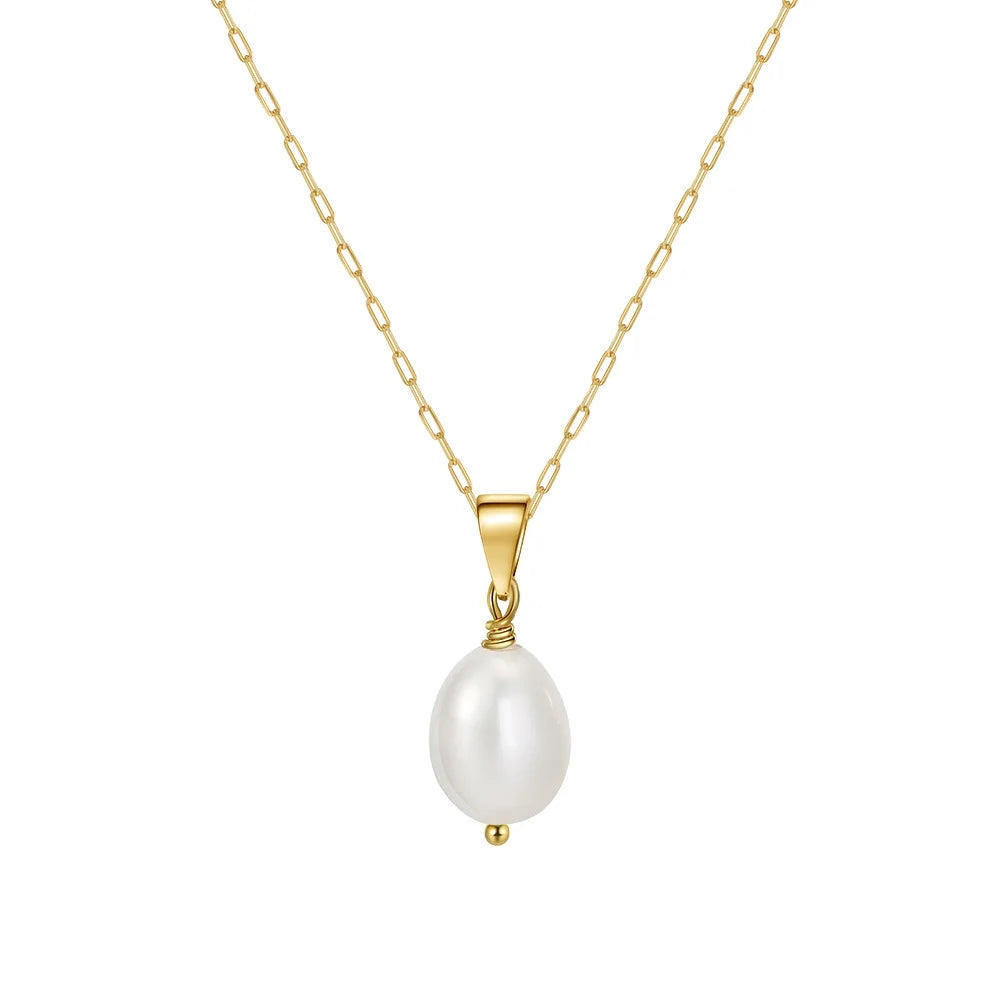 Elevate Your Everyday Look: The Perfect Pairing of Pearls and Gold in This 14K Necklace